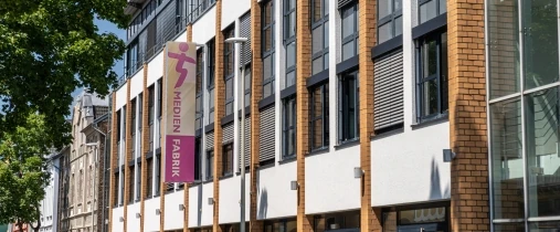 Außenaufnahme des Gebäudes der Medienfabrik in Bonn