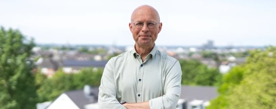 Der PR-Berater und Dozent Claudius Kroker auf der Dachterrasse seines Büros in
Bonn