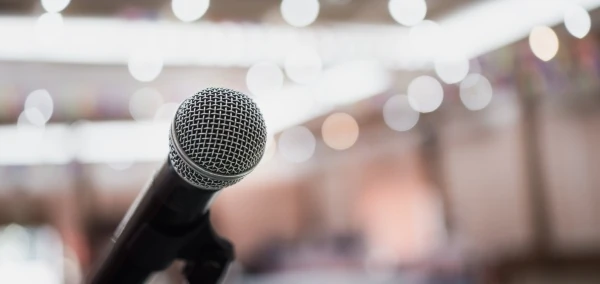 Ein Mikrofon ist für eine Rede in einem Saal aufgebaut